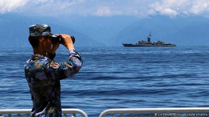 China Soldat der Volksbefreiungsarmee beobachtet Manöver