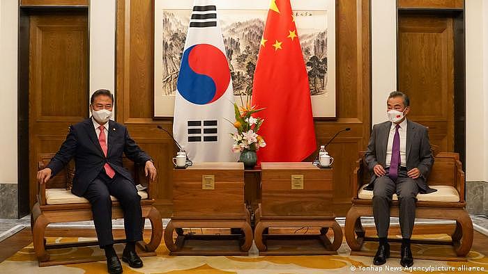 韩国外交部长官朴振10日在青岛向韩媒记者团介绍访华成果时表示，已向中方明确表明所谓“萨德三不”并不是韩方对中方的承诺或双方达成的协议。