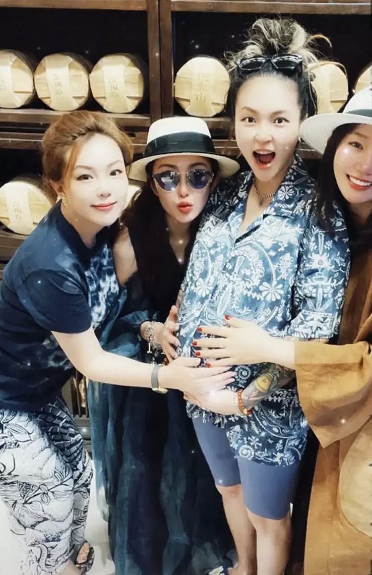 31岁好声音歌手毕夏官宣产子，产前晒尺度孕照，宝宝名写在孕肚上（组图） - 6