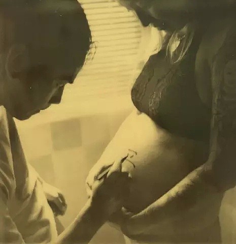 31岁好声音歌手毕夏官宣产子，产前晒尺度孕照，宝宝名写在孕肚上（组图） - 10