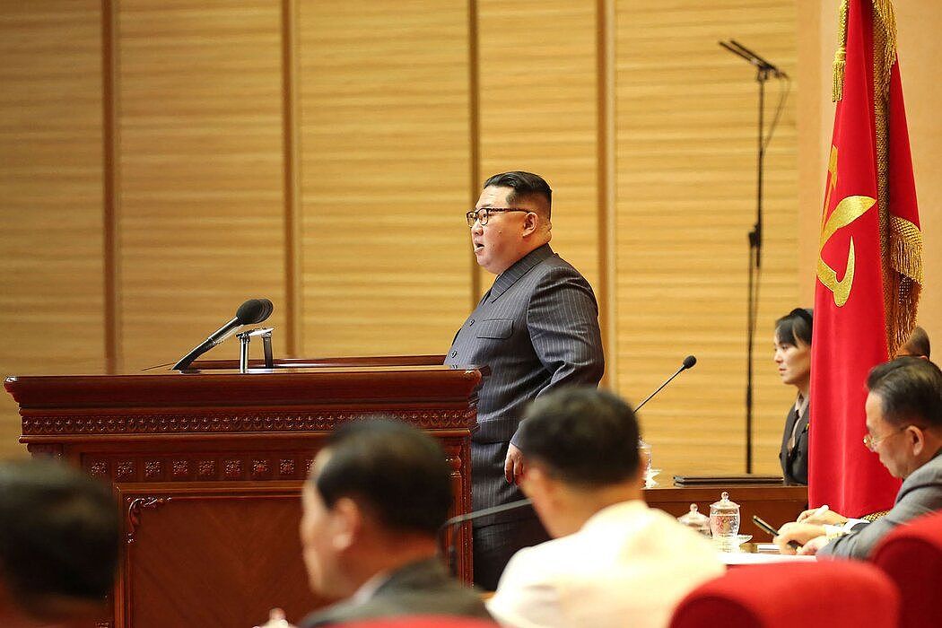 朝鲜官方媒体发布了朝鲜领导人金正恩的照片，据称是周三在平壤与卫生官员举行会议时拍摄的。