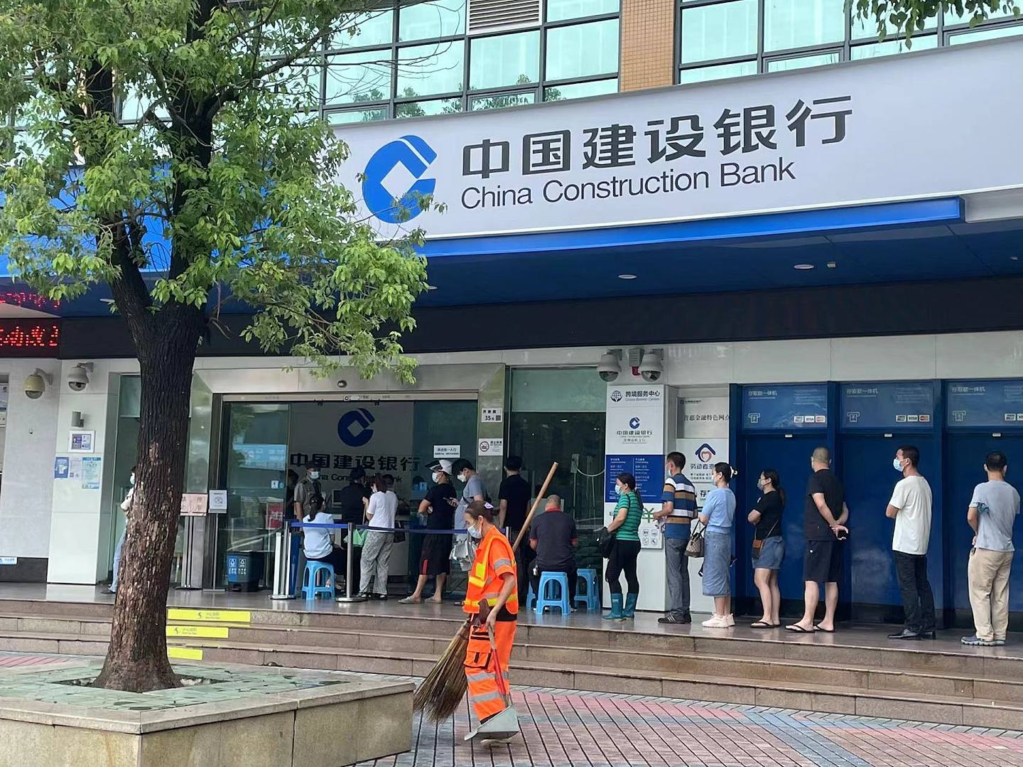 位于深圳的某中国建设银行也排起长队。 （第一财经）