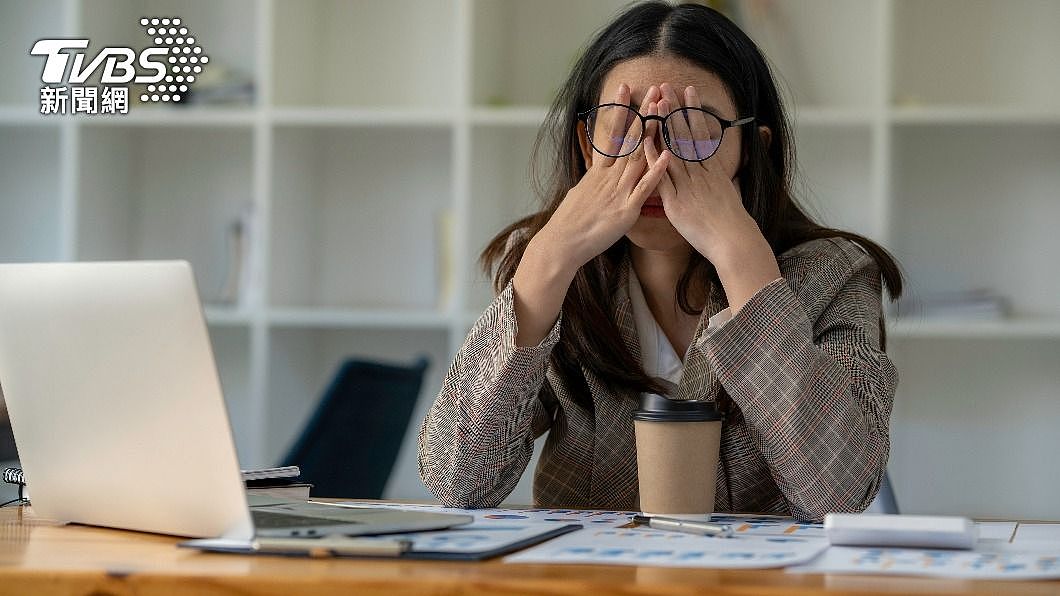 许多人坐办公室一天后感到疲惫不堪。 （示意图／shutterstock 达志影像） 坐办公室也会累？ 研究：大脑累积一「物质」导致精神疲惫