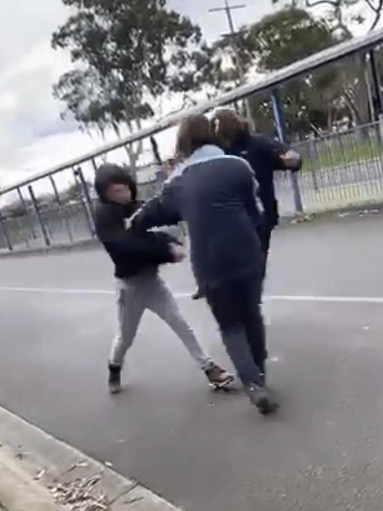 澳洲公校3学生持刀乱斗，视频被传上网！曝曾有人持刀打劫（组图） - 3