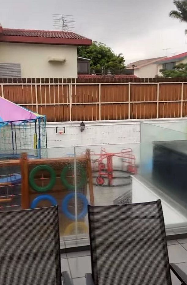 “阔太”张柏芝晒豪宅后院，泳池都是塑料的，一圈围栏发黑显老旧（组图） - 1