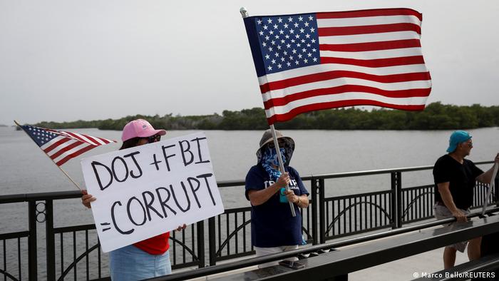 USA | Trump-Unterstützer protestieren nach Hausdurchsuchung durch das FBI