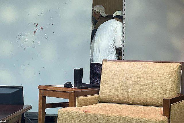 英国作家拉什迪被刺15刀，血洒舞台，因“禁书”已被伊朗追杀33年（组图） - 3