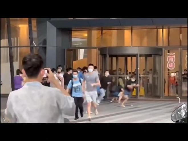 上海商场1人核酸异常，大批民众推倒护栏四散奔逃，现场一片混乱（视频/组图） - 1