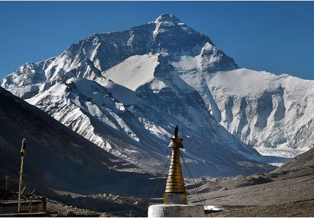 从西藏珠峰大本营附近的绒布寺看珠穆朗玛峰。尼泊尔与中国接壤，中间隔着喜马拉雅山脉。