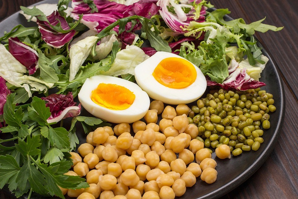 哈佛医学院营养学家纳多（Uma Naidoo）表示，最推荐患者摄取富含维生素B的食物保护老化大脑，其中她每天必定摄取蛋、豆类、绿叶蔬菜等6种食物。 （示意图／shutterstock）