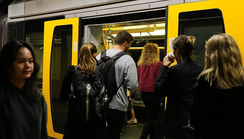 悉尼城铁职员罢工，通勤者真能“免费”乘车？已有人被查票，当局警告：最高罚$550（组图） - 4