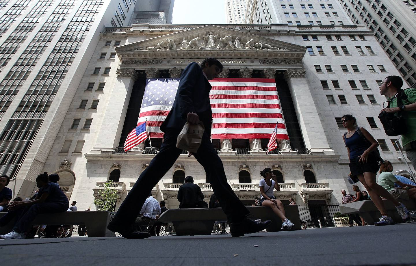 人们在2011年8月4日的下午交易期间在纽约市走过纽约证券交易所。 （Getty Images）