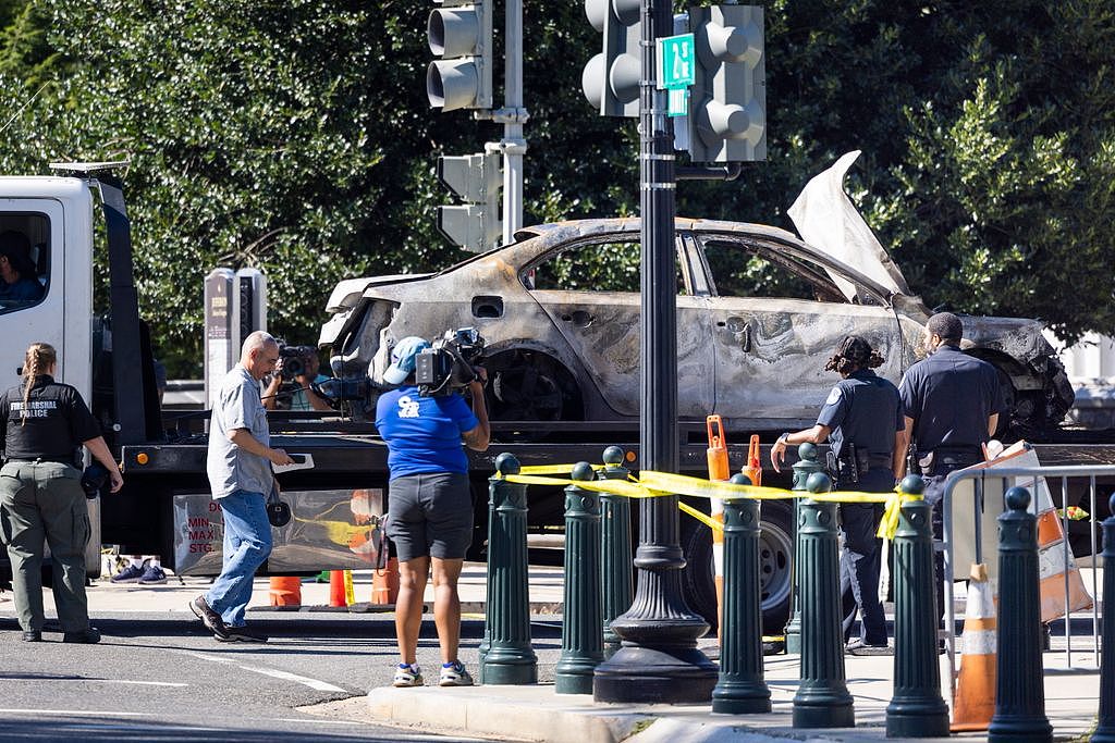 一名男子驾车冲撞美国国会大厦附近的路障后，下车对空鸣枪，随后自轰身亡，车辆则起火燃烧。 欧新-埃菲社