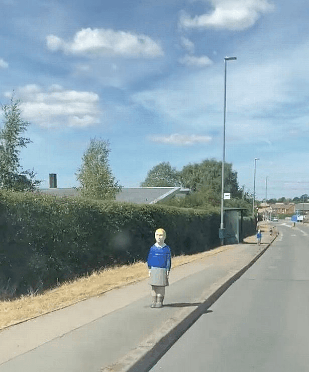 英国一乡村路旁出现数个排列整齐人偶，只为提醒司机小心孩童（图） - 1