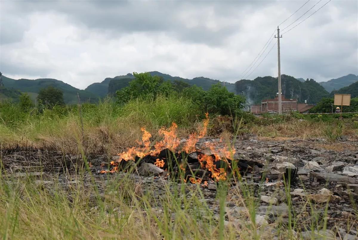 广西一村庄地下冒可燃气体连烧12天，当地筑起围墙防护（视频/图） - 1