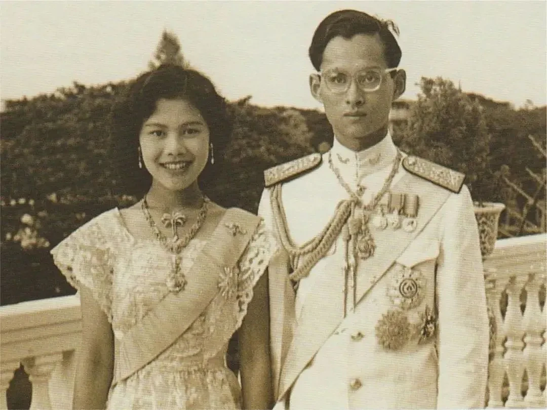 泰国王太后90大寿：和国王反目比《甄嬛传》狗血，年轻时大牌珠宝成堆…（组图） - 15