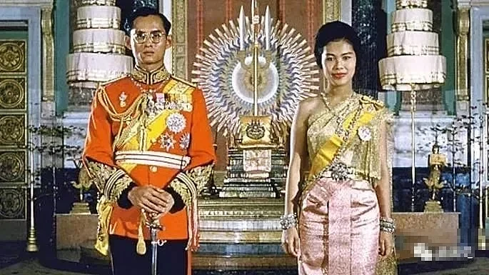 泰国王太后90大寿：和国王反目比《甄嬛传》狗血，年轻时大牌珠宝成堆…（组图） - 34