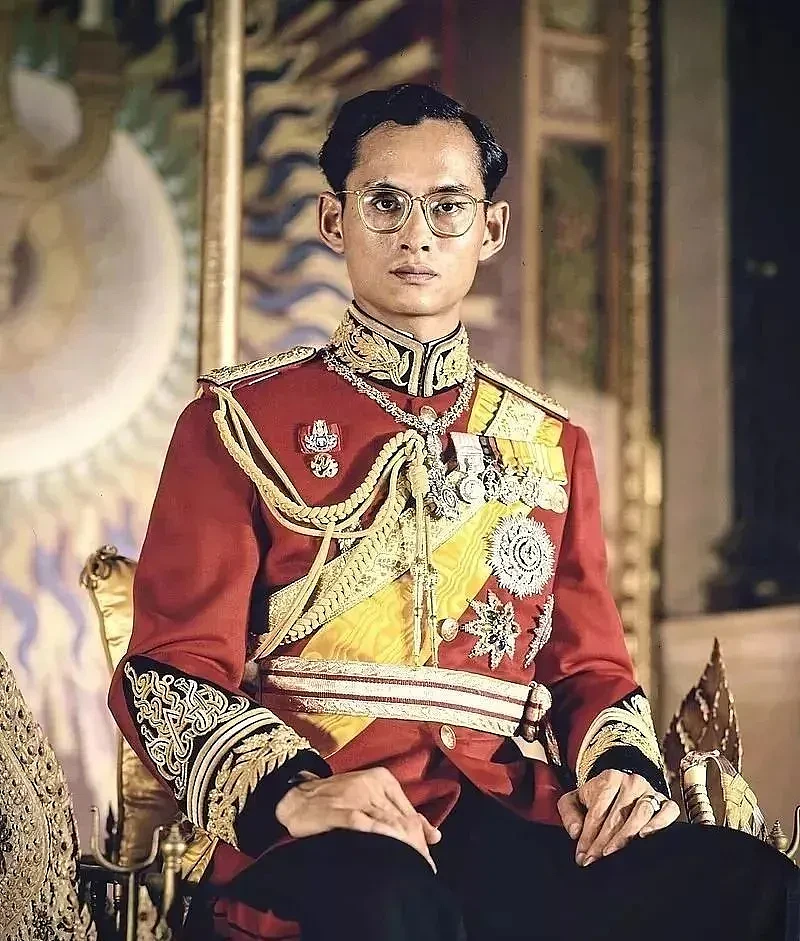 泰国王太后90大寿：和国王反目比《甄嬛传》狗血，年轻时大牌珠宝成堆…（组图） - 31