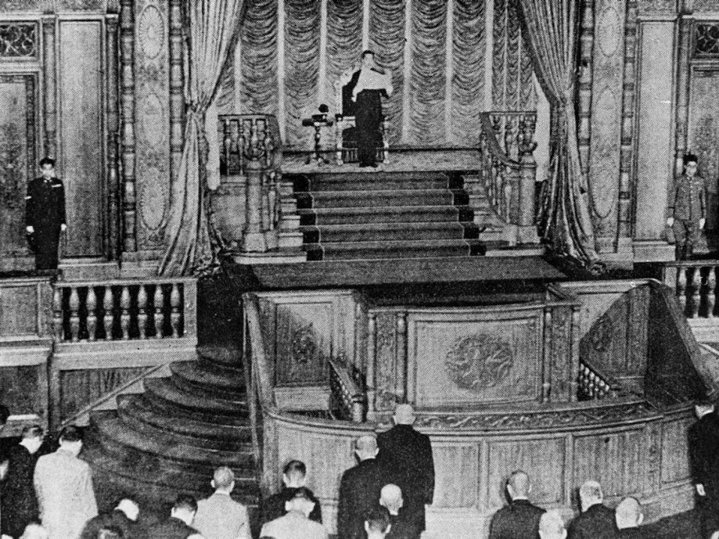 1945年8月15日，日本天皇裕仁广播「终战诏书」，宣布日本无条件投降。 图为日本天皇在议会宣布投降。 （新华社）