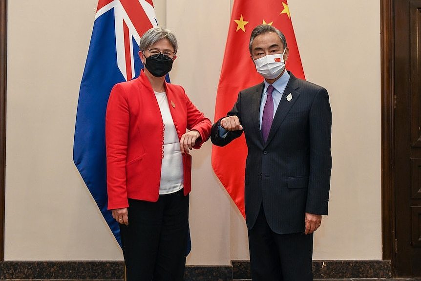 外交部长黄英贤（左）在 7 月与中国外交部长王毅在雅加达会晤期间试图改善澳大利亚与北京的冷淡关系。