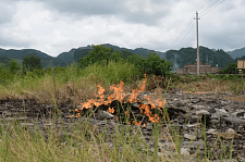 广西一村庄地下冒可燃气体连烧12天，当地筑起围墙防护（视频/图）