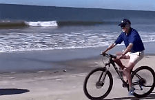 拜登携家人在南卡罗来纳州度假，新冠后重新骑上自行车（图）