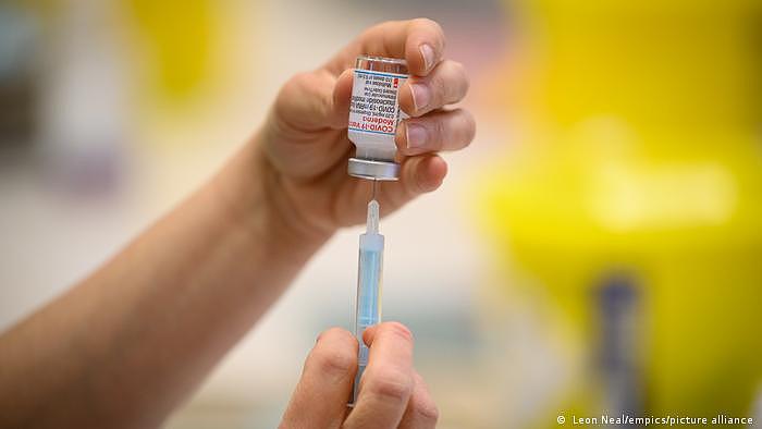 莫德纳新款疫苗命名为Spikevax bivalent Original/Omicron ，同时针对原始毒株和奥秘克戎变体（BA.1），俗称双价或二价疫苗。  