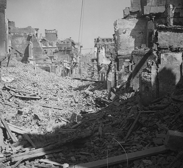1947年一场暴动后的残垣废墟