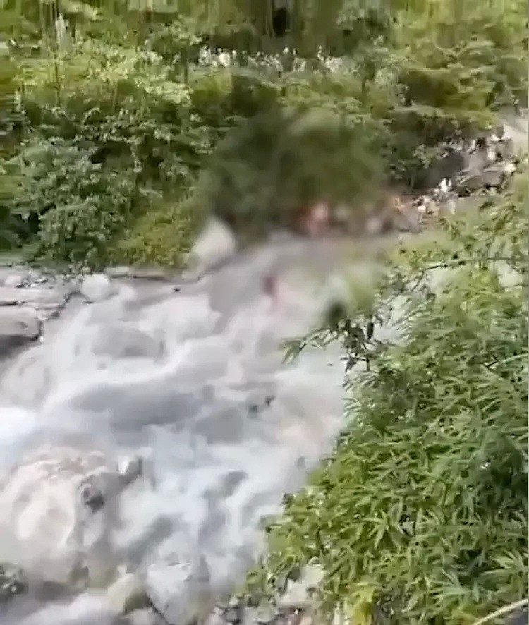 彭州山洪悲剧第二天仍有游客前往，村民自发提醒：不要下河（视频） - 1