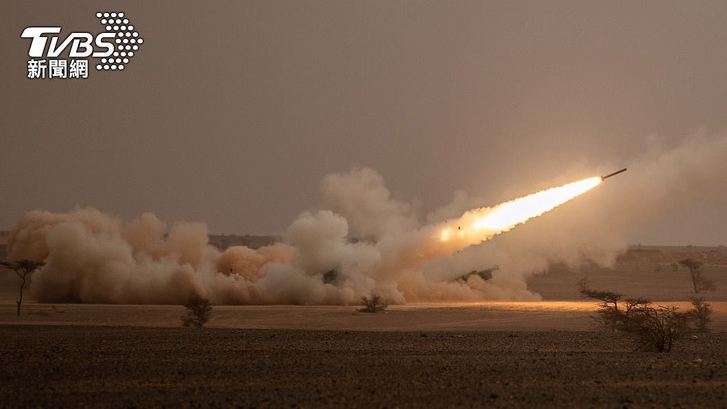 乌军利用海马斯系统对当地发动炮击。 （图／达志影像美联社） 俄媒炫耀佣兵组织基地照秒遭乌克兰海马斯火箭炮轰爆