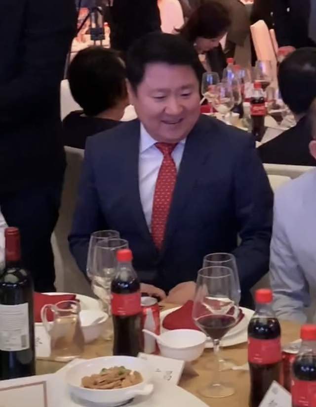 李冰冰与众富豪聚餐，小露香肩身材火辣，博纳总裁上海前首富均在（组图） - 8