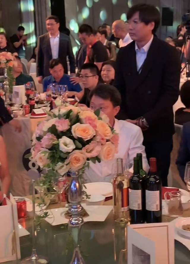 李冰冰与众富豪聚餐，小露香肩身材火辣，博纳总裁上海前首富均在（组图） - 7