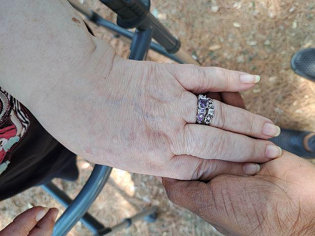美国74岁老妇和27岁黑人小伙订婚，已当高祖母，仍能收获爱情（组图） - 2