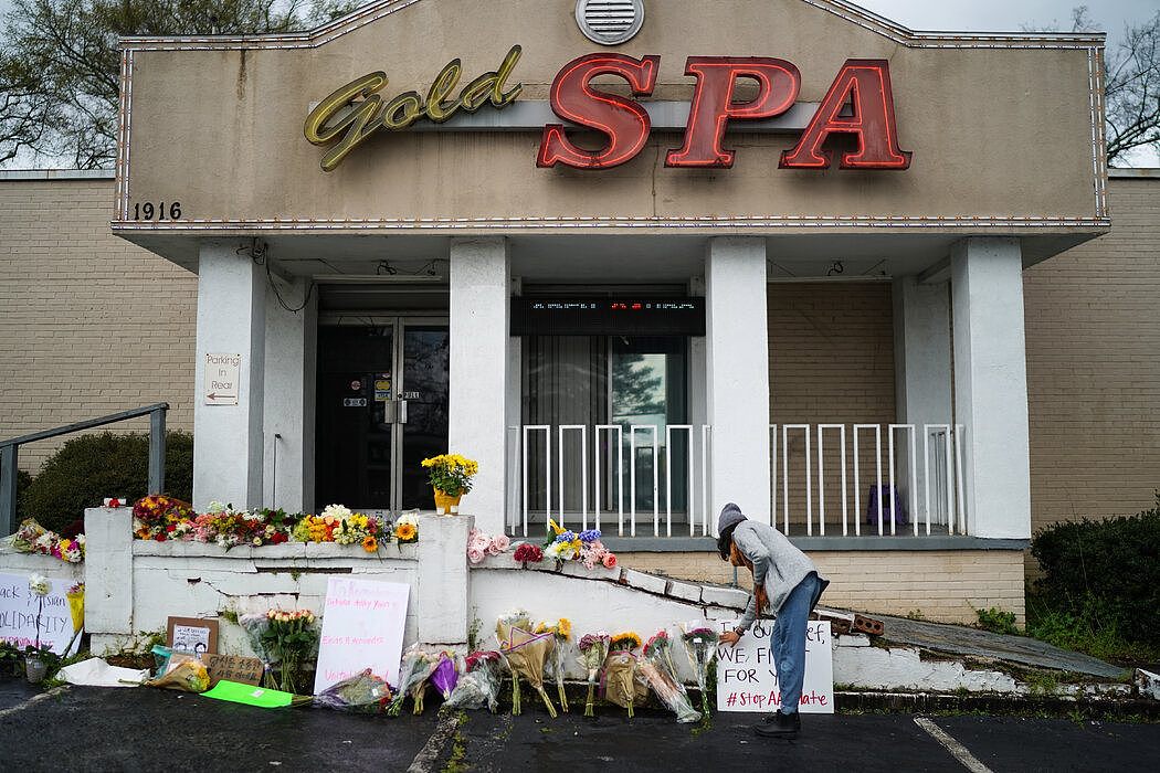 去年，一名白人枪手在亚特兰大地区袭击了几家按摩院，造成八人死亡，其中包括六名亚裔女性。