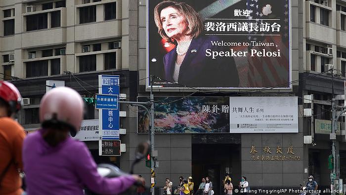 台北街头欢迎美国众议院议长佩洛西访台的广告（资料照）