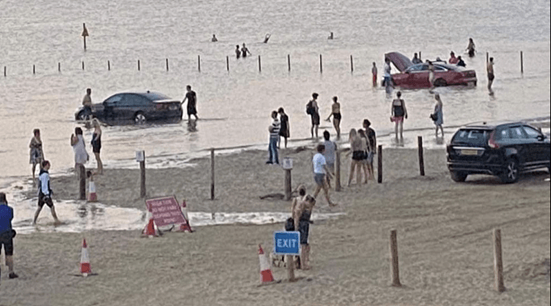 英国西南部海岸有游客忽视岸上警示牌将车开进沙滩上，结果车子在涨潮时被吞噬。 图撷自The Sun