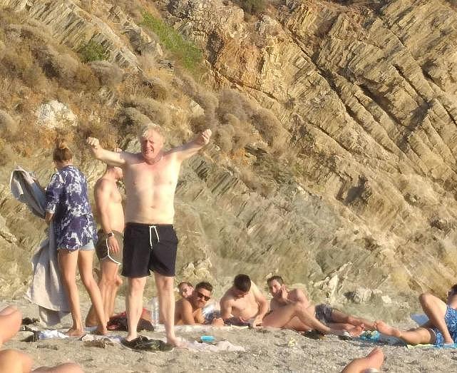 58岁英国首相亮相希腊海滩，罕见光膀“秀肌肉”，裤腰下滑像比伯（组图） - 1