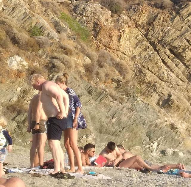 58岁英国首相亮相希腊海滩，罕见光膀“秀肌肉”，裤腰下滑像比伯（组图） - 3