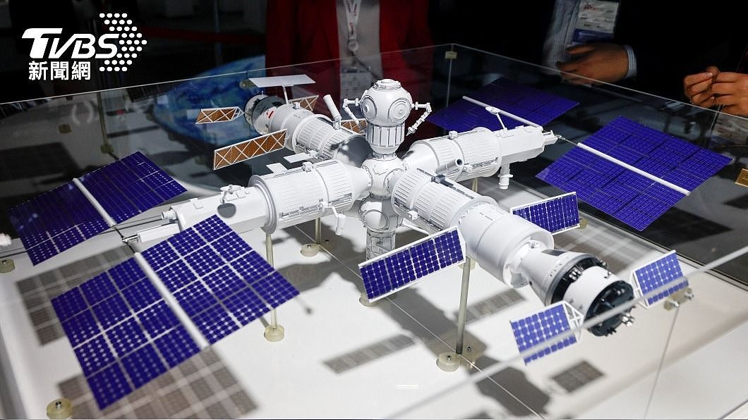 俄羅斯聯邦太空總署首度亮相新太空站的實體模型。(圖 / 路透社) 俄羅斯擬退出ISS 新太空站模型首曝光
