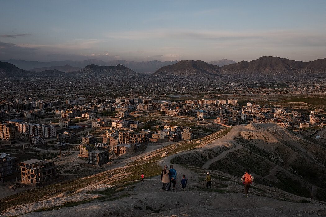 2020年，一家人走在喀布尔西部的山丘上。