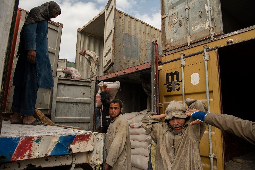 10月，来自乌兹别克斯坦的一批面粉在阿富汗海拉坦卸货。据联合国称，超过一半的阿富汗人口面临的粮食无保障已经达到危及生命的程度。