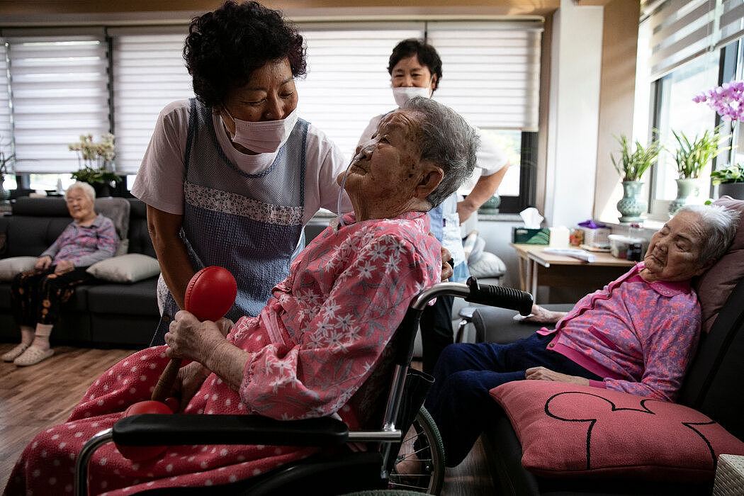98岁的朴玉善（音）在“分享之家”接受护士的照顾。据调查，2015年至2019年期间，该设施筹集了680万美元的现金捐款，但用于维持生活区运转的资金仅为15.4万美元。