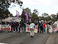 悉尼大学爆发游行示威，抗议者组成“人墙”封堵校门，周边交通拥堵（组图）