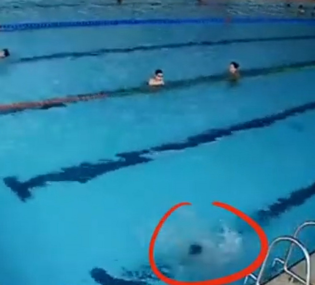 男童游泳池遇溺挣扎1分钟无人救 体力透支沉入水底身亡（视频/图） - 1
