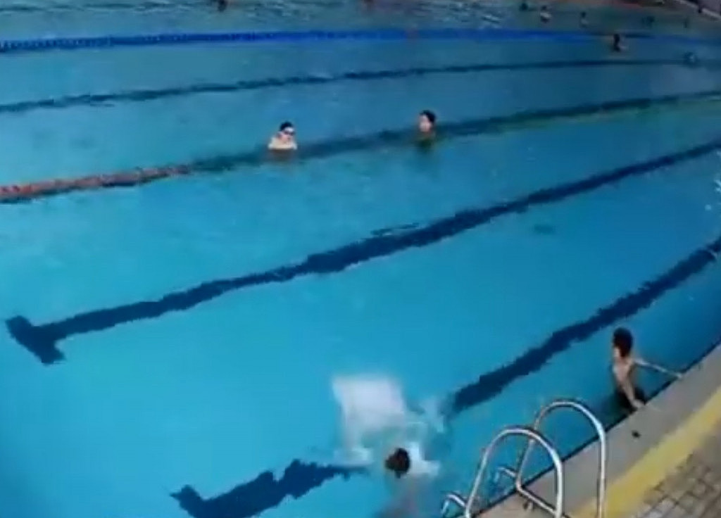 男童游泳池遇溺挣扎1分钟无人救 体力透支沉入水底身亡（视频/图） - 2