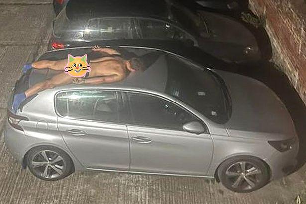 英国男子喝醉酒后近乎赤身趴在车顶上睡觉，网友：他要和车子结婚（组图） - 1