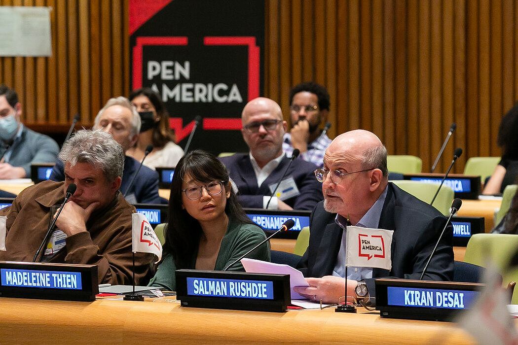 成为言论自由拥护者的拉什迪在美国笔会主办的联合国国际作家聚会上。