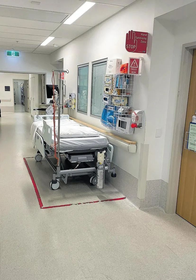 西澳医院人满为患，患者在走廊治疗已成普遍现象（组图） - 2
