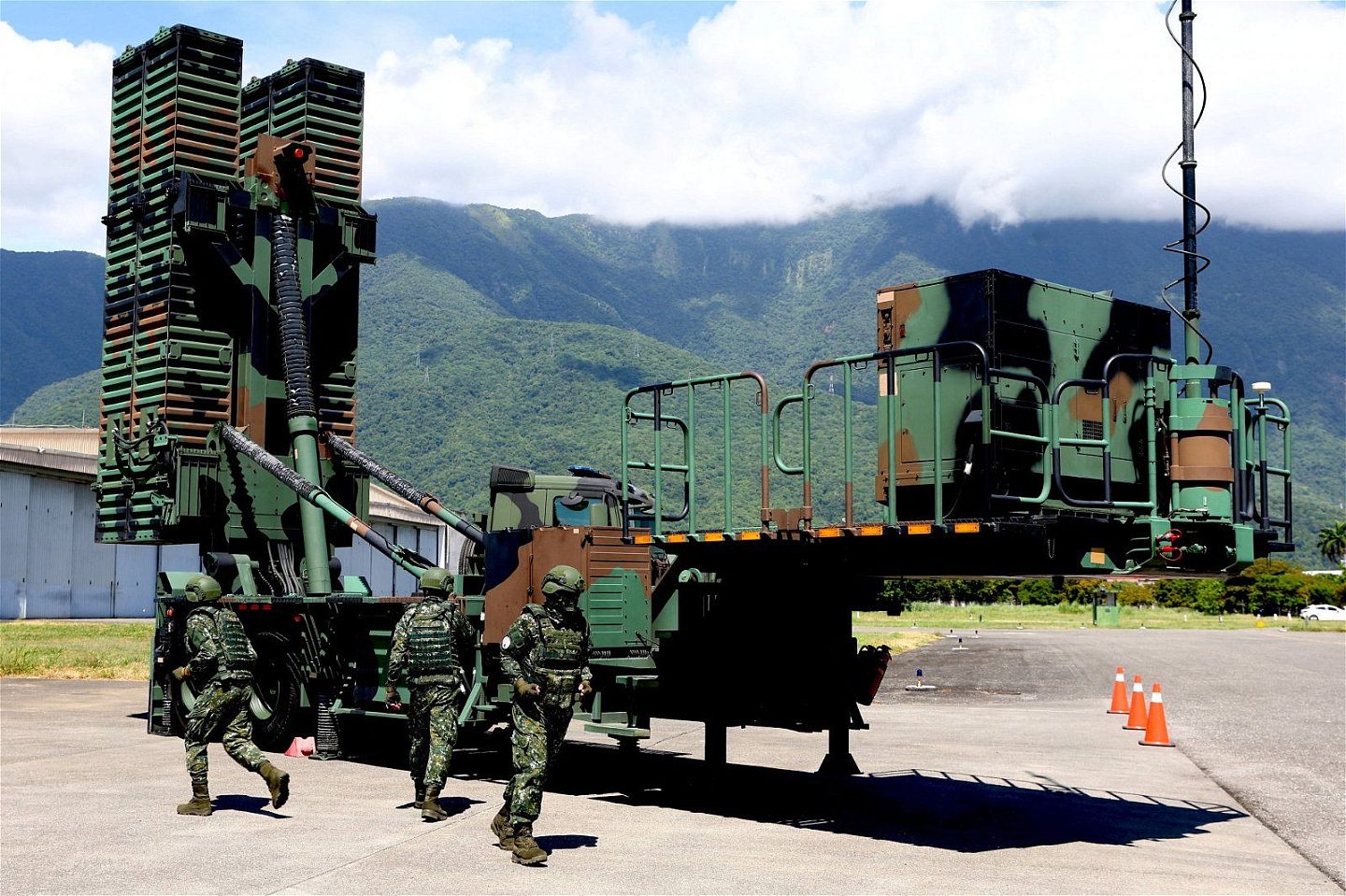 台湾空军花莲基地周四展示天弓三型防空导弹机动发射架的操作。（图取自路透社）