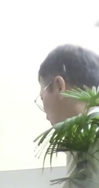 新恋情？42岁董洁与男子牵手拥抱超亲密，男子长相斯文似富豪（组图） - 7